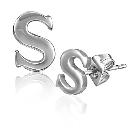Oceľové náušnice - písmenko S, hladký lesklý povrch
