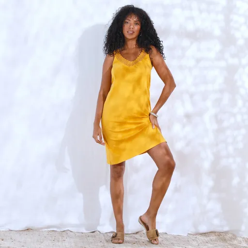 Krátke rozšírené šaty s macramé výstrihom