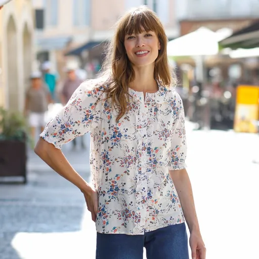 Blúzka s volánmi a rukávmi po lakte, kvetovaná potlač