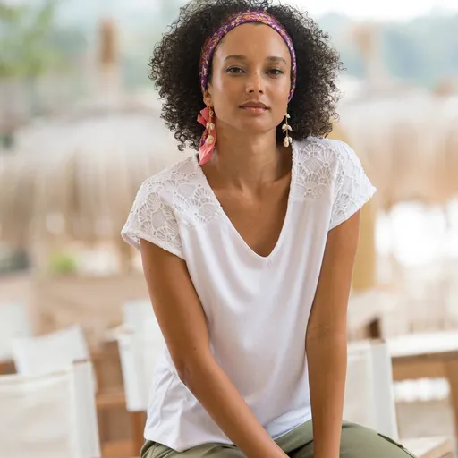 Tričko s výstrihom do V a macramé