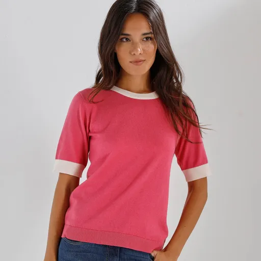 Úpletové tričko s krátkymi
		rukávmi a kontrastnými lemami