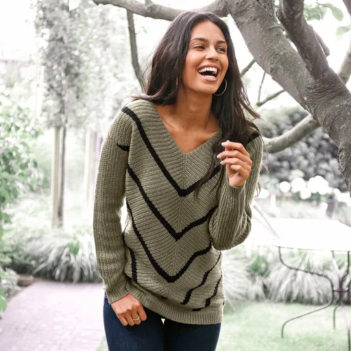 Pulóver s pruhmi a výstrihom do V