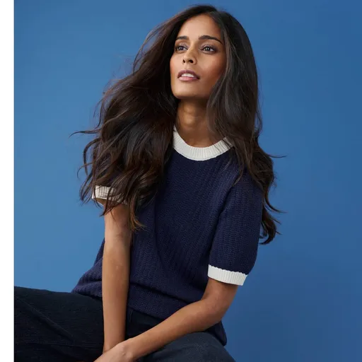 Úpletová blúzka s krátkymi rukávmi a kontrastným lemom