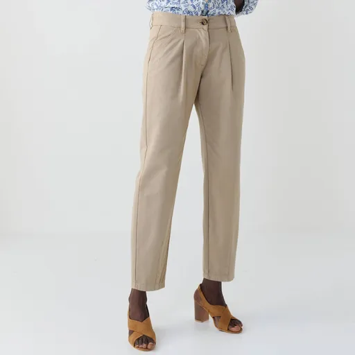 Nohavice so skladmi a záševkami na koncoch nohavíc