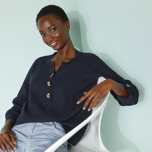 Pulóver s výstrihom na gombíky a 3/4 rukávmi