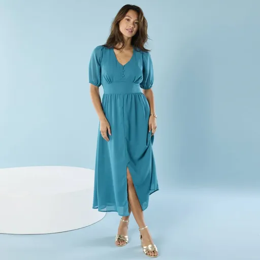 Jednofarebné dlhé voálové šaty pre nižšiu postavu