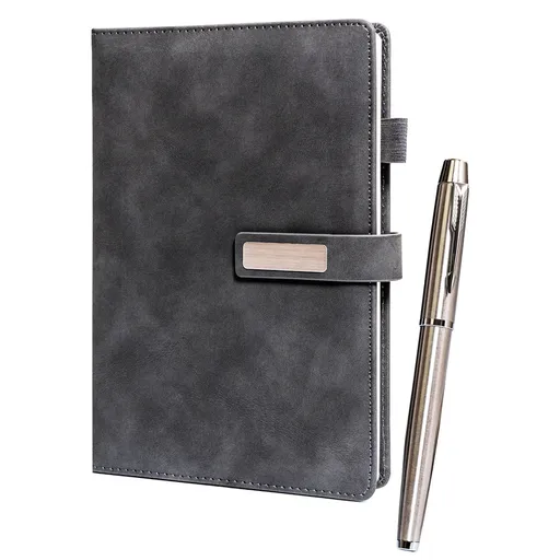 Darčeková sada – tmavosivý zápisník A5 s magnetickým zapínaním a strieborné pero s čiernym atramentom