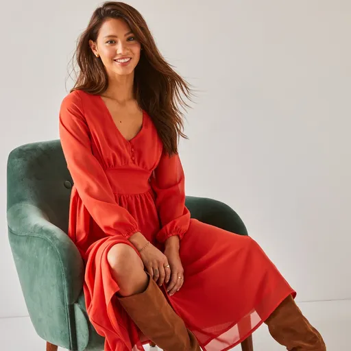 Jednofarebné rozšírené šaty pre nižšiu postavu