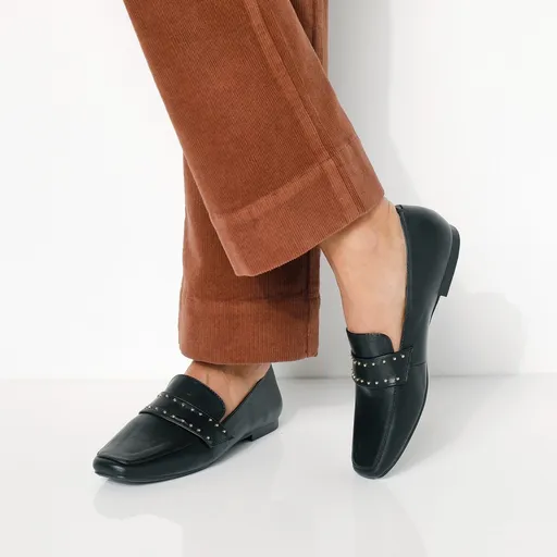 Mokasíny s nitmi a hranatou špičkou