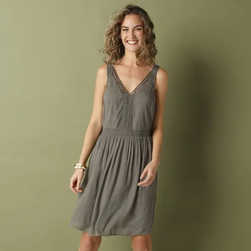 Krátke krepónové šaty s macramé