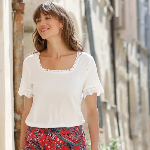 Tričko so štvorcovým výstrihom a čipkou