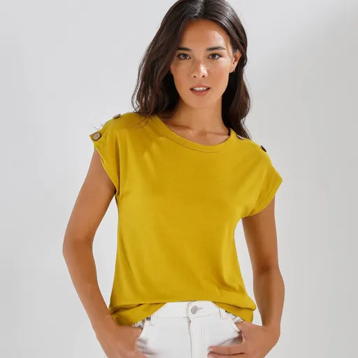 Jednofarebné tričko s kokosvými gombíkmi na pleciach