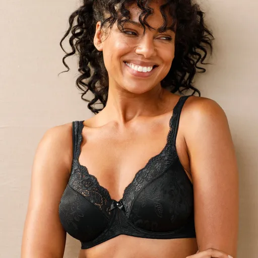 Polovystužená podprsenka Stellina Triumph® zo saténu a čipky, s kosticami