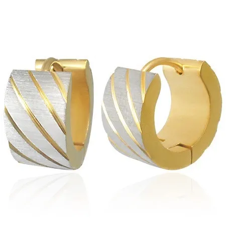 Oceľové náušnice zlatej farby, šikmé pásiky v striebornom odtieni, zárezy