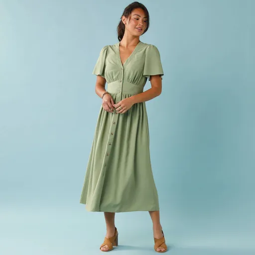 Dlhé jednofarebné šaty s gombíkmi pre nižšiu postavu