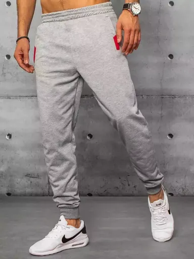 Pohodlné svetlo-sivé tepláky.