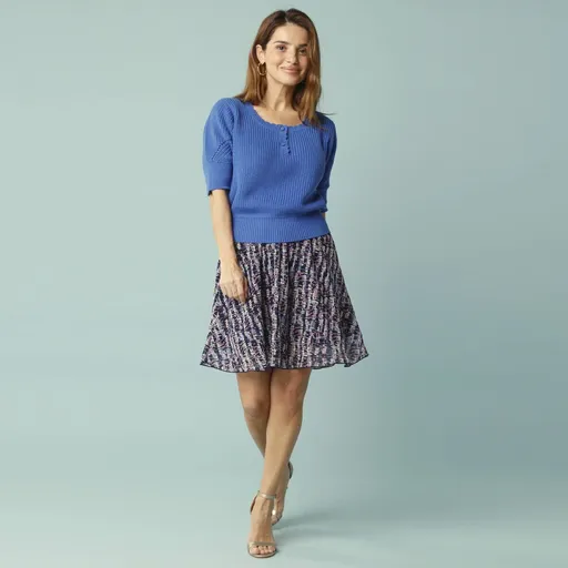 Krátka rozšírená sukňa s potlačou pre nižšiu postavu