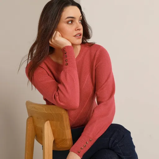 Pulóver so vzorom a ozdobnými gombíkmi