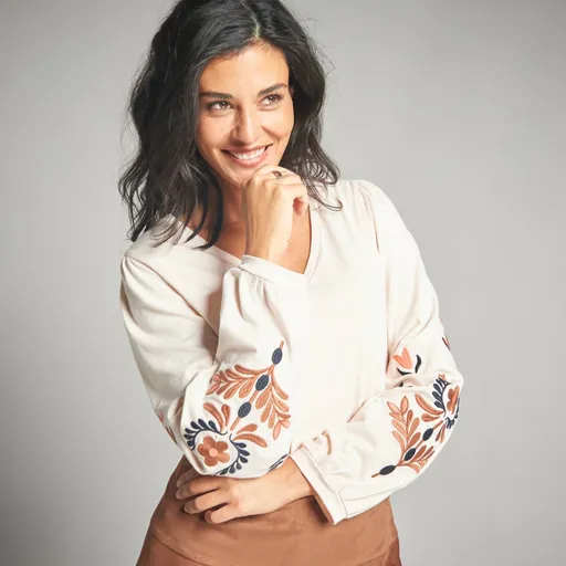 Tričko s výšivkou a dlhými rukávmi