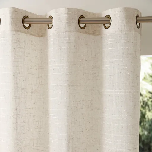 Voálová záclona z originálnej tkaniny zakončená očkami