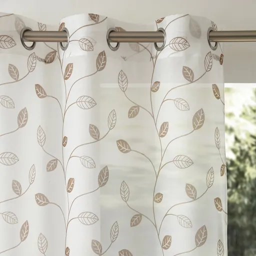 Voálová záclona s motívom listov zakončená očkami