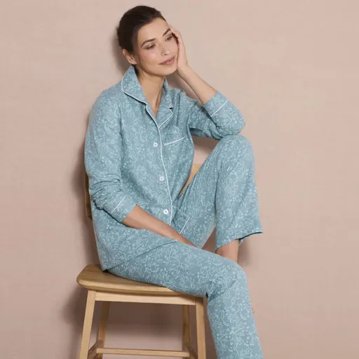 Flanelové pyžamo s kabátikom
		na gombíky a potlačou kvetín