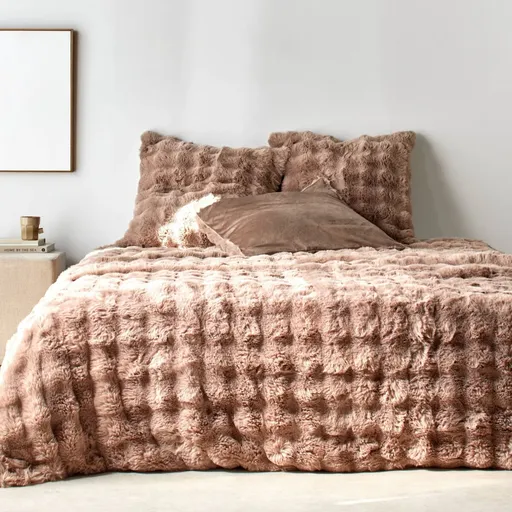 Prikrývka na posteľ a obliečkana vankúš s kožušinovýmvzhľadom