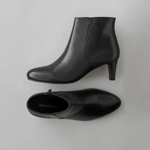 Kožené nízke čižmy na
		podpätku.