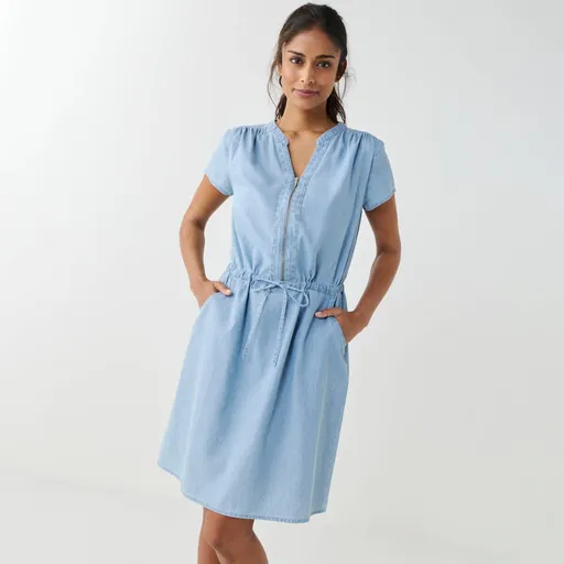 Krátke šaty z tenkého denimu so zipsom vo výstrihu a krátkymi rukávmi