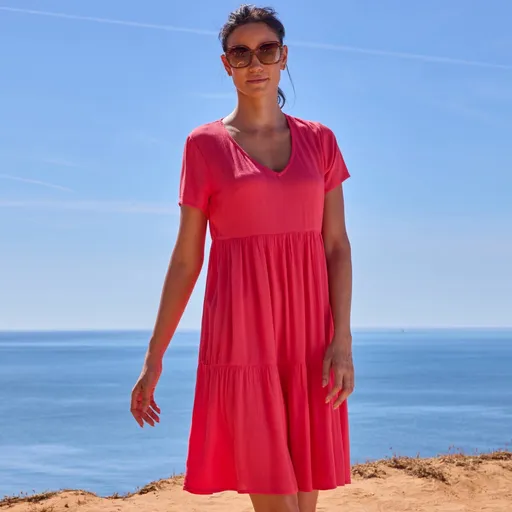 Jednofarebné krátke krepónové šaty s výstrihom do V