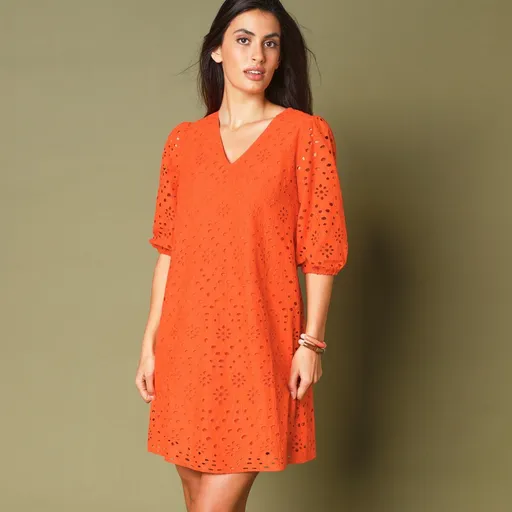 Šaty s madeirovou výšivkou a 3/4 rukávmi