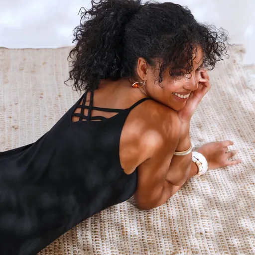 Top s tenkými ramienkami a originálnym zadným dielom