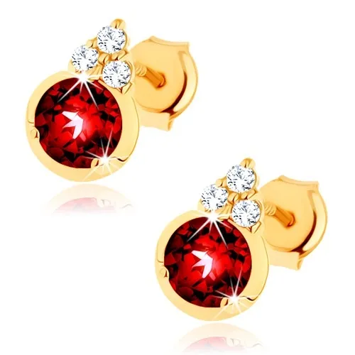 Zlaté náušnice 9K s okrúhlym granátom a trojicou čírych zirkónov