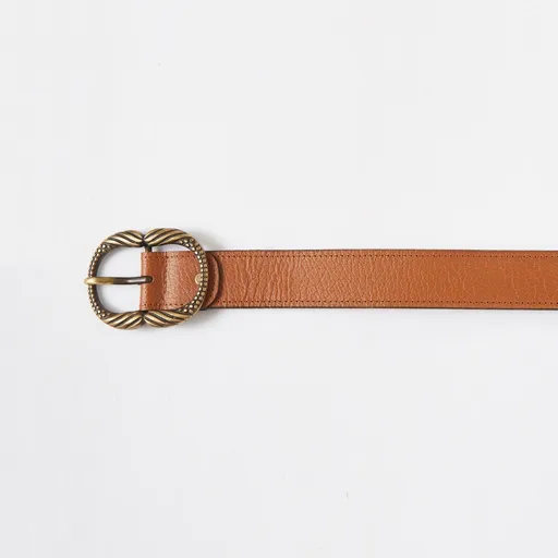 Kožený opasok s kovovou sponou