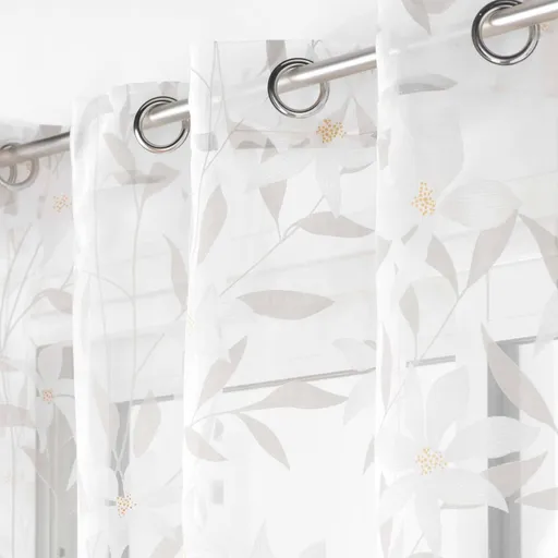 Voálová vypaľovaná záclona s motívom listov zakončená očkami