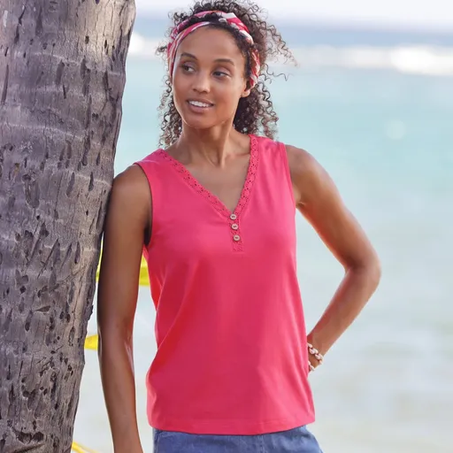 Jednofarebný top do V s macramé lemom