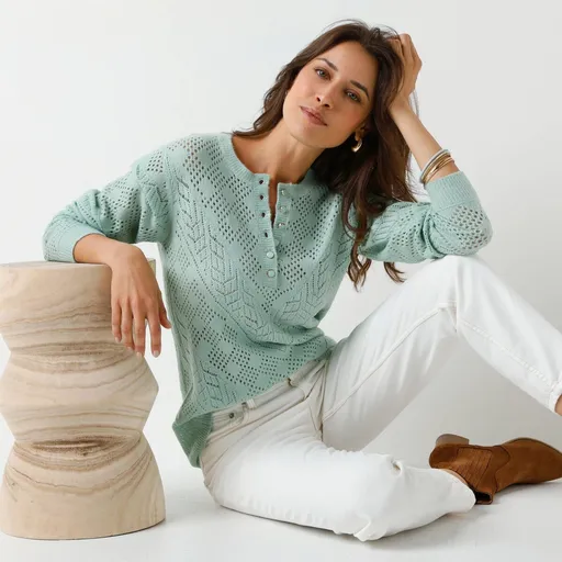 Ažúrový pulóver s tuniským výstrihom