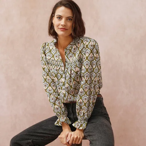 Blúzka s volánikom, žabkovaním a potlačou