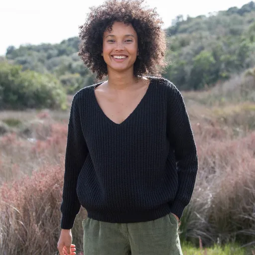 Voľný pulóver s výstrihom do V mohérový na dotyk