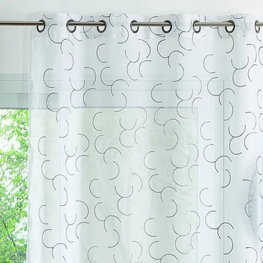 Záclona s výšivkou s geometrickým vzorom