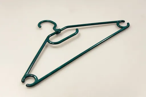 MAKRO - Vešiak s otočným kĺbom plast