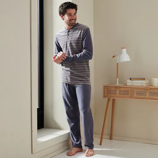 Velúrové pruhované pyžamo s
		gombíkovou légou