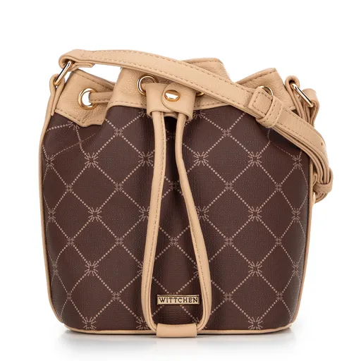 Torebka typu worek z ekoskóry w monogram brązowa 99-4Y-504-4