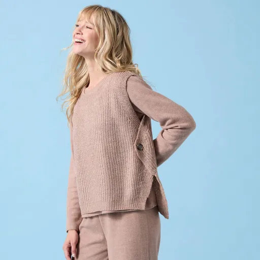 Vesta so zapínaním na gombík, pre nižšiu postavu