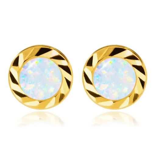 Zlaté 585 náušnice - biely syntetický opál s dúhovými odleskami, okrúhla vrúbkovaná objímka
