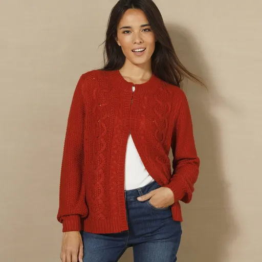 Sveter so zapínaním na háčiky a vrkočovým vzorom