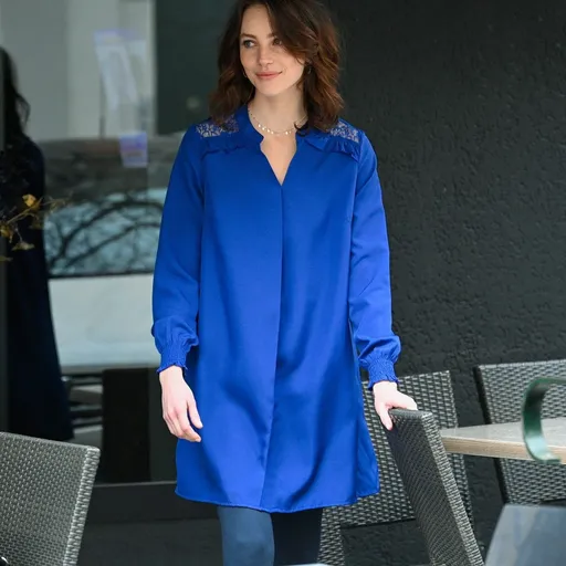 Jednofarebná tunika s dlhými rukávmi a čipkou na pleciach