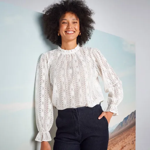 Jednofarebná čipkovaná blúzka so stojačikom