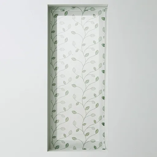 Vitrážová záclona s motívom listov a zakončená pútkami