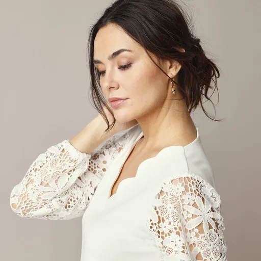 Krátke rozšírené šaty s macramé